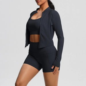 Vue latérale d'un ensemble de yoga trois pièces noir avec veste zippée et short