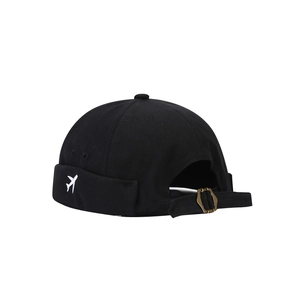 Bonnet docker noir rétro avec broderie avion blanc et boucle métallique réglable au dos