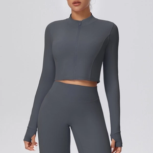 Detailansicht der Daumenloch-Manschette und des Stretch-Stoffs der Yoga-Jacke