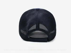 Vue détaillée de la casquette filet bleu marine avec fermeture velcro réglable