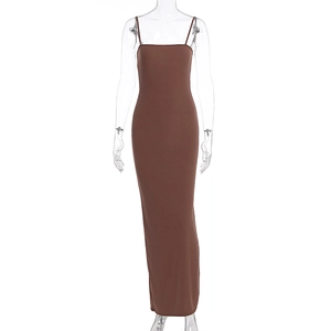 Détail d'une robe longue moulante marron foncé avec fines bretelles sur un mannequin