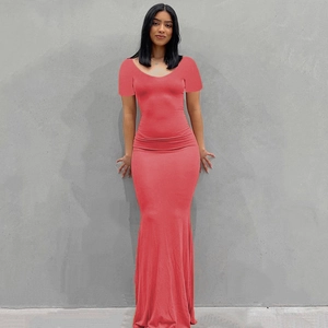 Detalle del vestido largo rosa ajustado con mangas cortas y tejido de punto suave