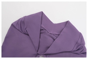 Détail macro du short de yoga violet sans couture avec taille haute en V à côtes