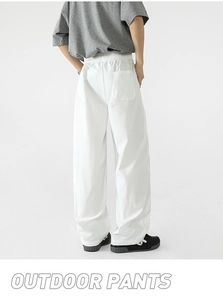 Detalle de pantalón outdoor blanco con cintura elástica y bolsillo de parche trasero