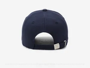 Vue arrière d'une casquette de baseball bleu foncé avec une boucle métallique ajustable
