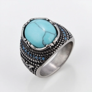 Anello da uomo vintage in acciaio inossidabile con turchese ovale, vista 45 gradi