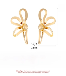 Disegno tecnico di orecchini a fiore astratto dorati con dimensioni di 6,2 cm x 3,5 cm