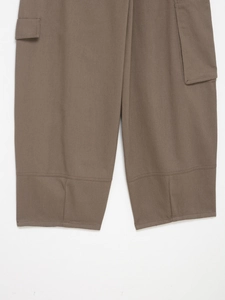 Détail de la poche cargo latérale sur le pantalon ballon en sergé de coton marron
