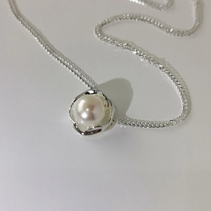 Elegant S925 silver necklace featuring a lustrous freshwater pearl with wavy pendant design