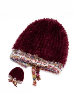 Détail du bonnet en peluche bordeaux montrant la texture douce et les liens tressés