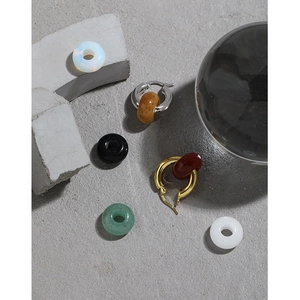 Pendientes de aro minimalistas de plata S925 con dijes de dona de resina de colores