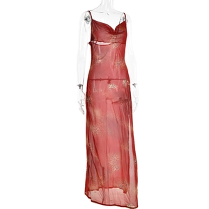 Vue détaillée du motif léopard et du tissu transparent sur la robe rouge à col bénitier