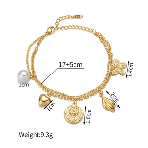 Vue détaillée du bracelet double couche en acier inoxydable doré avec divers breloques