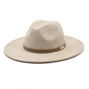 Chapeau fedora classique beige en suédine avec ruban en cuir marron et boucle dorée