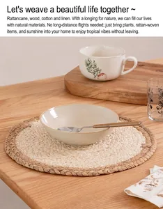 Détail d'un set de table tressé à franges posé sur une surface de table en bois rustique