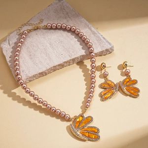 Parure bijoux vintage avec pendentif papillon, perles de champagne et boucles d'oreilles strass