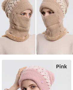 Detail der pinkfarbenen Strick-Balaklava mit warmem Fleecefutter und Zierknöpfen