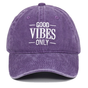 Detailansicht der weißen GOOD VIBES ONLY Stickerei auf einer lila Vintage-Kappe