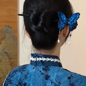 Détails de broderie sur pince à cheveux papillon bleue avec glands perlés pour femmes