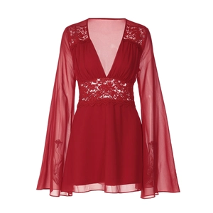 Détail de robe rouge à col en V avec dentelle et manches évasées en mousseline fine