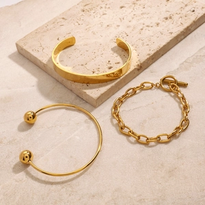 Dreiteiliges vergoldetes Edelstahl-Schmuckset mit offenen Armreifen und Gliederkette