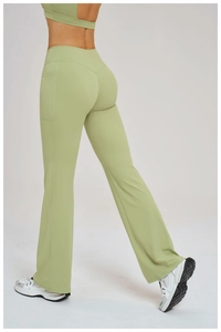 Détail du pantalon de yoga évasé à taille haute avec poche latérale et coutures lisses