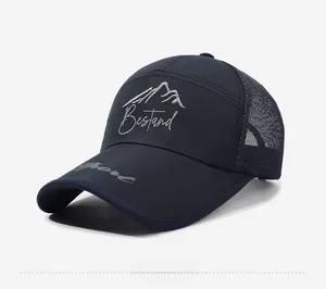Dettaglio cappellino da baseball blu navy con rete e ricamo a forma di montagna