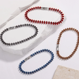 Vista dettagliata di eleganti bracciali tennis in zirconia marquise in quattro colori vivaci
