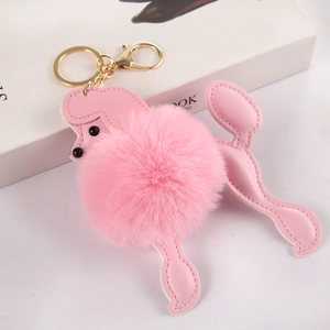 Pudel-Schlüsselanhänger in Pink aus Kunstfell und Kunstleder auf einem Schreibtisch