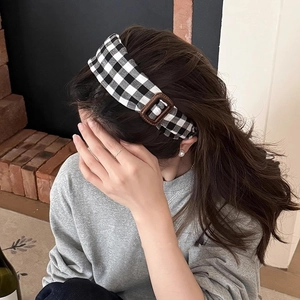 Serre-tête classique à carreaux noirs et blancs avec boucle marron pour femme