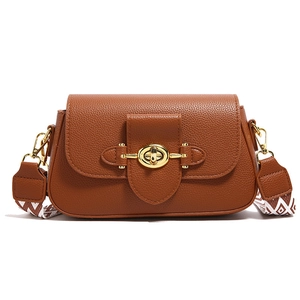Sac bandoulière marron en cuir avec fermoir doré et large bandoulière à motifs rétro