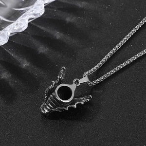 Pendentif tête de dragon gothique avec pierre noire sur fond noir texturé