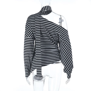 Vue détaillée du tricot à rayures noires et blanches et de la sangle de cou du haut