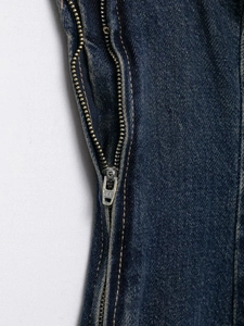Detaillierte Nahaufnahme des dunkelblauen Jeanskleides mit einem YKK-Metallreißverschluss