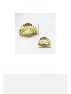 Detailed size specifications for shell-shaped golden alloy hair clips with measurements