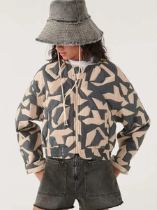 Vue détaillée d'une veste matelassée avec motif géométrique abstrait et fermeture éclair