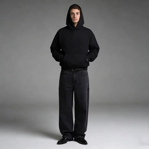 Vue d'ensemble d'un jean large gris foncé pour homme avec un sweat à capuche noir