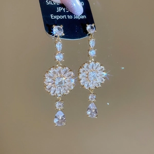 Details eleganter Zirkonia-Tropfen-Quastenohrringe mit funkelndem Schneeflockenmotiv