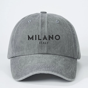 Dettaglio del berretto in cotone grigio lavato con ricamo del testo Milano Italy nero