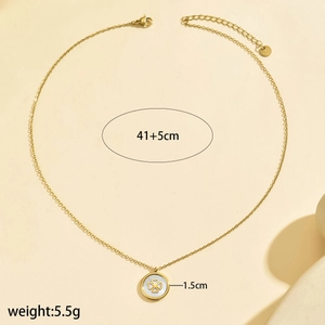 Detailansicht der goldenen Kleeblatt-Kette mit Perlmutt, Größe 1,5 cm und 41+5 cm Länge