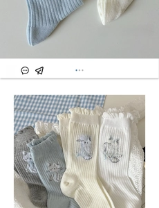 Détail de chaussettes mi-mollet côtelées avec broderie chat et bord à volants aux tons pastels