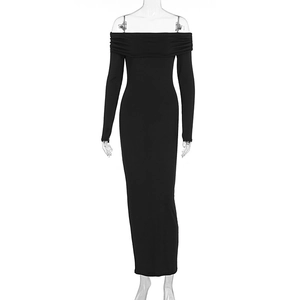 Détails de l'élégante robe longue noire à épaules dénudées avec décolleté plissé et manches
