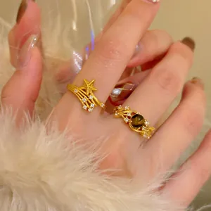 Detail der 18K vergoldeten Ringe mit Stern und Tigerauge im Retro-Luxus-Stil
