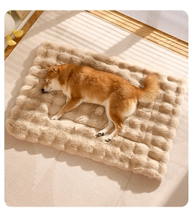 Detail van de dikke pluche beige huisdierdeken met gewatteerd patroon en zacht imitatiebont