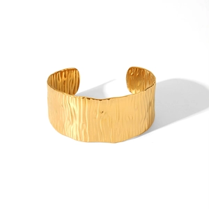 Bracelet manchette large doré avec texture artistique verticale effet écorce martelée