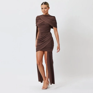 Eng anliegendes braunes Raffkleid mit Schalkragen und Gehschlitz am Rücken