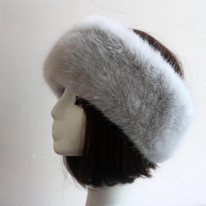 Détail de ce bandeau en fausse fourrure gris clair avec une texture pelucheuse épaisse