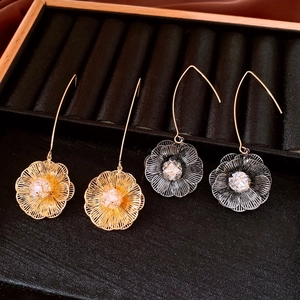 Détail des boucles d'oreilles fleur plaquées or 18 carats avec zircone sur velours noir