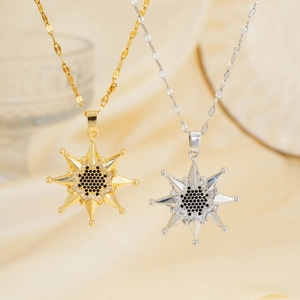Collier pendentif soleil avec zircone noire sur un tissu de soie beige doux