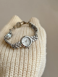 Dettaglio orologio vintage da donna argento con quadrante in madreperla su maglia